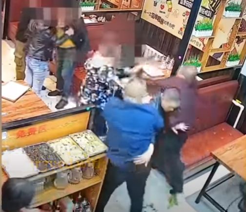 Rebutan Toilet, Pengunjung Restoran Ini Saling Siram Kuah Hot Pot Panas