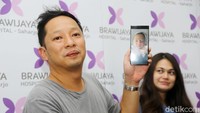 Namun bilarubin sang anak masih tinggi sehingga belum bisa dibawa pulang ke rumah. Pool/Palevi S/detikFoto.