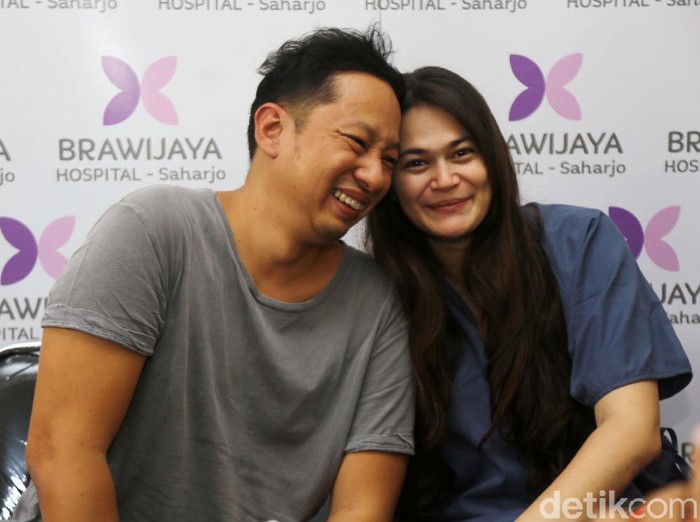 Ringgo Agus Rahman dan Sabai Morscheck saat ditemui di RS Brawijaya.