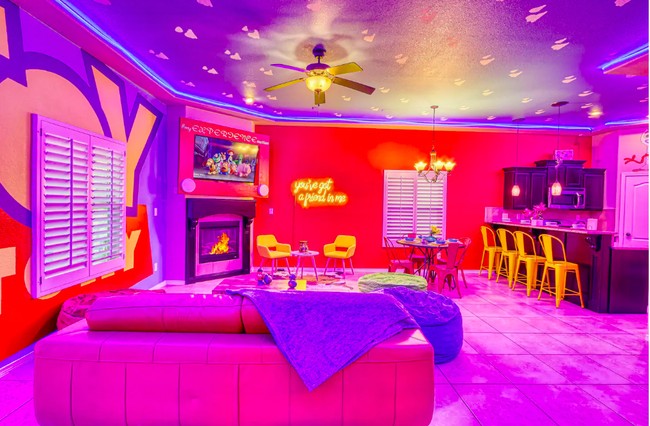 Sesuai dengan temanya, hampir seluruh bagian rumah didekorasi dengan wallpaper dan benda-benda ala film Toy Story. Warna-warna playful dalam rumah itu juga membuat interiornya jadi terlihat lebih menarik. Foto: dok. airbnb.com/h/myexperiencematters