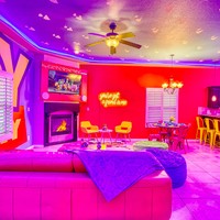 Sesuai dengan temanya, hampir seluruh bagian rumah didekorasi dengan wallpaper dan benda-benda ala film Toy Story. Warna-warna playful dalam rumah itu juga membuat interiornya jadi terlihat lebih menarik. Foto: dok. airbnb.com/h/myexperiencematters