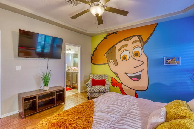 Rumah Toy Story ini memiliki tiga kamar tidur. Salah satunya adalah yang memiliki wallpaper besar bergambar karakter Woody dalam film Toy Story. Foto: dok. airbnb.com/h/myexperiencematters