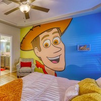 Rumah Toy Story ini memiliki tiga kamar tidur. Salah satunya adalah yang memiliki wallpaper besar bergambar karakter Woody dalam film Toy Story. Foto: dok. airbnb.com/h/myexperiencematters