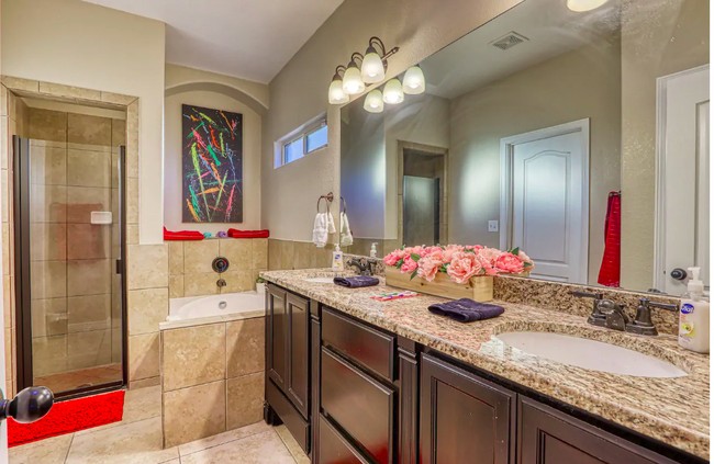 Sedangkan untuk kamar mandi, rumah unik ini memiliki dua ruangan kamar mandi. Bagaimana menurutmu tampilan kamar mandinya? Foto: dok. airbnb.com/h/myexperiencematters