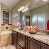 Sedangkan untuk kamar mandi, rumah unik ini memiliki dua ruangan kamar mandi. Bagaimana menurutmu tampilan kamar mandinya? Foto: dok. airbnb.com/h/myexperiencematters