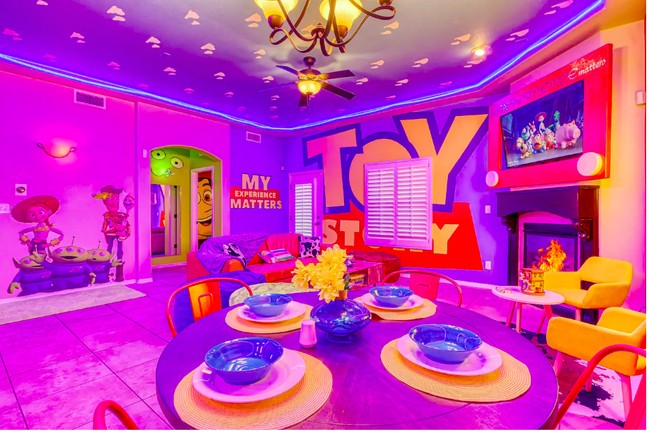 Rumah Toy Story ini juga dilengkapi dengan dapur, ruang makan, perapian, dan ruang keluarga. Foto: dok. airbnb.com/h/myexperiencematters