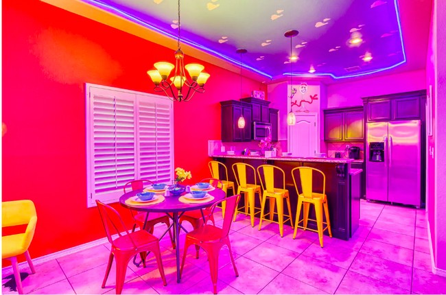 Begini tampilan dapur dan ruang makannya. Bikin serasa di rumah boneka ya? Foto: dok. airbnb.com/h/myexperiencematters