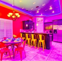 Begini tampilan dapur dan ruang makannya. Bikin serasa di rumah boneka ya? Foto: dok. airbnb.com/h/myexperiencematters