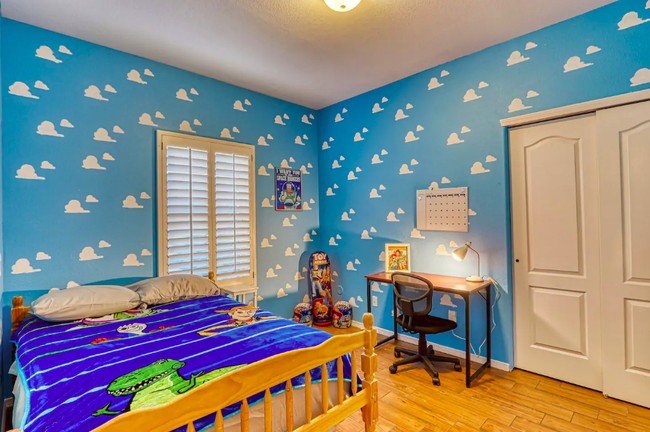 Kalau ini kamar tidur anak yang juga sudah dilengkapi dengan meja belajar. Dijamin anak-anak pastinya akan jatuh hati melihat desain kamar seperti ini. Foto: dok. airbnb.com/h/myexperiencematters