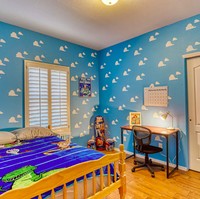 Kalau ini kamar tidur anak yang juga sudah dilengkapi dengan meja belajar. Dijamin anak-anak pastinya akan jatuh hati melihat desain kamar seperti ini. Foto: dok. airbnb.com/h/myexperiencematters