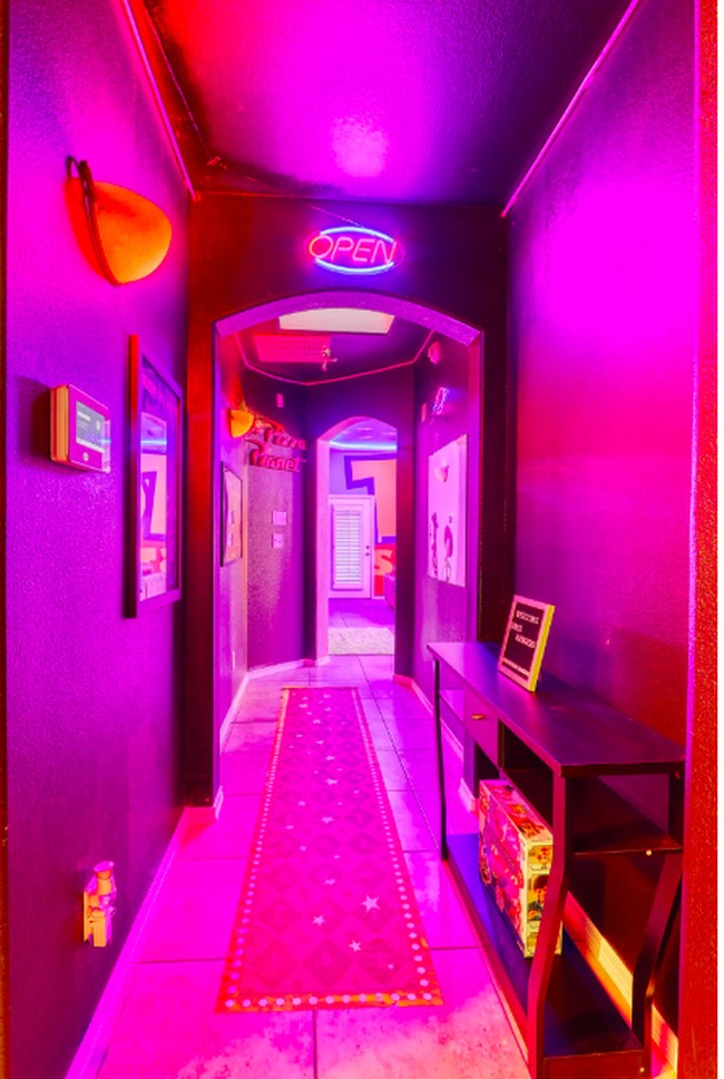 Seluruh karakter ikonik dalam fil Toy Story itu bisa kamu lihat di dalam rumah unik yang satu ini. Ada Woody, Buzz, Alien, Jessie, Forky, dan sebagainya. Foto: dok. airbnb.com/h/myexperiencematters