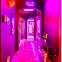 Seluruh karakter ikonik dalam fil Toy Story itu bisa kamu lihat di dalam rumah unik yang satu ini. Ada Woody, Buzz, Alien, Jessie, Forky, dan sebagainya. Foto: dok. airbnb.com/h/myexperiencematters