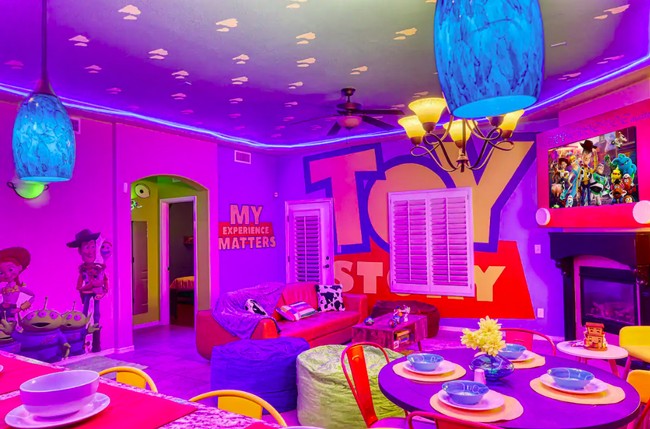 Rumah bernama Toy Story Experience yang terletak di Texas, Amerika Serikat ini bisa menjadi sebuah kabar bahagia bagi para pecinta film animasi keluarga karya Walt Disney tersebut. Foto: dok. airbnb.com/h/myexperiencematters