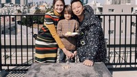 Putra pertama mereka, Bjorka juga tak kalah heboh saat harus berkegiatan bareng orang tuanya. Foto ini diambil ketika Bjorka ulang tahun. Foto: instagram @sabaidieter