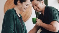 Ringgo dan Sabai selalu kompak dalam berbagai kegiatan. Lihat saja momen ketika di dapur ini. Sabai asyik masak, sementara sang suami ngopi santai di sebelahnya. Foto: instagram @sabaidieter