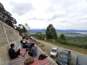 Sedapnya Minum Kopi Kawa di Puncak Khayangan