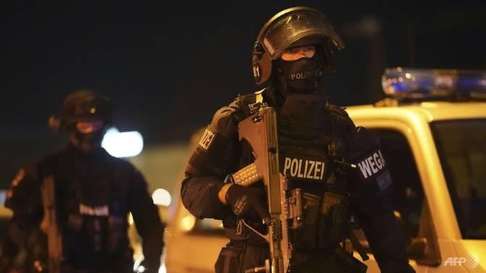 Sejumlah besar polisi mengamankan pusat kota Wina beberapa jam setelah penembakan dimulai. (Foto: AFP / GEORG HOCHMUTH)