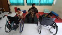 Latihan rutin tersebut sebagai modal untuk lebih yakin dan percaya diri saat turun serta menaiki kursi roda.