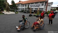 Fasilitas fisioterapi tersebut dilakukan di Balai Besar Rehabilitasi Sosial Penyandang Disabilitas Fisik (BBRSPDF) Prof. Dr. Soeharso, Solo, Jawa Tengah, Selasa (3/11).