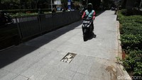 Trotoar itu rusak di sejumlah titik.
