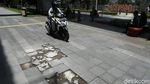 Parah, Sering Dilintasi Pemotor Trotoar Casablanca Rusak