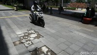 Keramik trotoar pecah yang menimbulkan lubang.