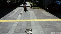 Trotoar tersebut kerap dilintasi oleh kendaraan bermotor.