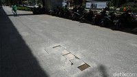 Padahal trotoar itu belum lama direvitalisasi.