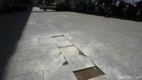 Pengendara sepeda motor melintas di trotoar kolong JLNT Casablanca, Jakarta Selatan.