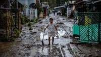 Kekuatan topan itu kehilangan intensitas saat mengitari ibu kota Manila yang luas dan menuju ke Laut China Selatan. Ezra Acayan/Getty Images  