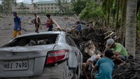 Warga menyelamatkan harta benda mereka di tengah desa yang hancur akibat Topan Goni. Photo by Jes Aznar/Getty Images  