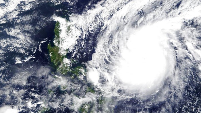 Sisa-sisa Terjangan Topan Ganas di Filipina GUINOBATAN, PHILIPPINES - NOVEMBER 2: Residents salvage their properties amidst their destroyed village in the aftermath of Super Typhoon Goni on November 2, 2020 in Guinobatan, Philippines. Super Typhoon Goni, this year's most powerful storm in the world, hit the Philippines with wind gusts of up to 190 miles per hour on November 1. The typhoon left at least ten people killed.