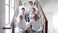 Nathalie Holscher beserta Sule dan anak-anaknya tampak akrab. (Foto: dok. Instagram Sule) 