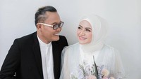 Senyum bahagia Sule dan Nathalie Holscher saat sesi pemotretan. Foto: dok. Instagram @panjikomara