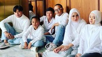 Nathalie Holscher berpose bersama Sule dan anak-anaknya. Foto: dok. Instagram @panjikomara