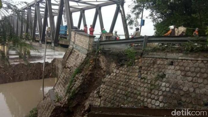 Tembok Penahan Tanah di Sekitar Jembatan Bojonegoro Abrasi