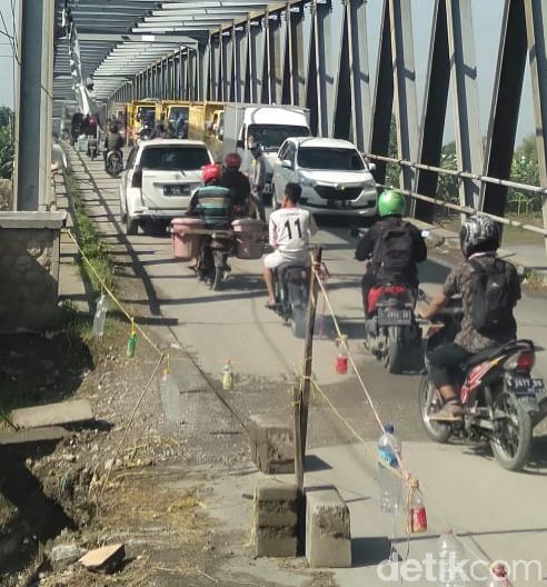 Tembok Penahan Tanah di Sekitar Jembatan Bojonegoro Abrasi