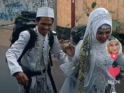 Pasangan pengantin yang lari karena hujan saat menjalani foto prewedding