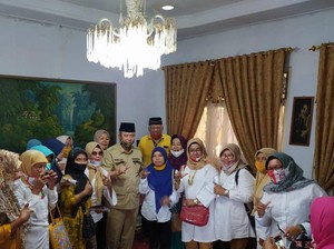 Warga Padang Menangis ke Nasrul Abit, Curhat Soal Bantuan COVID-19
