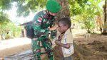 TNI Bagi-bagi Pakaian Layak Pakai di Kampung Kondo Merauke