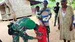 TNI Bagi-bagi Pakaian Layak Pakai di Kampung Kondo Merauke