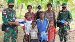 TNI Bagi-bagi Pakaian Layak Pakai di Kampung Kondo Merauke