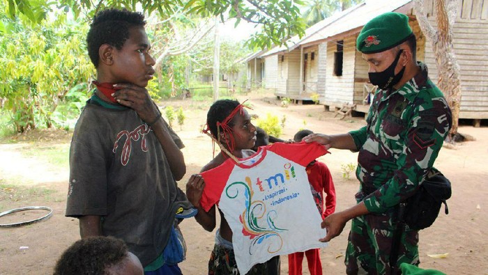 TNI Bagi-bagi Pakaian Layak Pakai di Kampung Kondo Merauke Satgas Pamtas Yonif 125/Simbisa membagikan pakaian layak pakai kepada anak-anak di Kampung Kondo, Naukenjerai, Merauke. Aksi itu merupakan wujud kepedulian terhadap warga sekaligus mempererat tali persaudaraan.