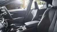 Head unit terbaru itu dilengkapi dengan layanan T-Connect serta berbagai opsi pemutaran media, termasuk dukungan aplikasi Android Auto dan Apple CarPlay. Dengan tampilan baru, Crown mendapat ventilasi udara horizontal di tengah dasbor, dengan kontrol suhu AC ditempatkan di bawahnya. Sebelumnya, Toyota Crown menggunakan layar tujuh inci. Foto: Dok. Toyota