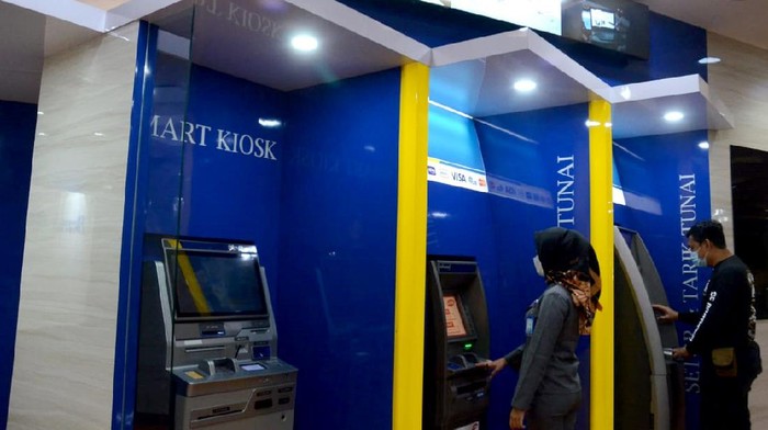 Nasabah PT Bank Tabungan Negara (Persero) Tbk. sedang bertransaksi menggunakan salah satu mesin ATM Bank BTN di Jakarta, Selasa (3/11). Pada periode libur bersama kemarin, perseroan mencatatkan 1,42 juta transaksi melalui ATM dengan nilai mencapai Rp644,85 miliar terhitung sejak 28 Oktober hingga 1 November 2020. Pada periode yang sama, nasabah Bank BTN juga terpantau menggunakan layanan mobile banking perseroan dengan 883,95 ribu transaksi senilai Rp180,73 miliar. Bank BTN terus melakukan berbagai strategi untuk meningkatkan layanan elektronik banking terutama untuk mempermudah layanan khususnya kepada nasabah pada masa pandemic COVID-19.