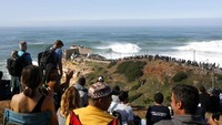 Ratusan penggemar selancar dari berbagai daerah menyaksikan aksi adrenalin tersebut dari perbukitan di sekitar pantai.  