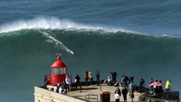 Peselancar beraksi di Praia do Norte atau Pantai Utara di Nazare, Portugal.  