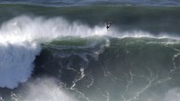 Para peselancar tersebut harus menghadapi gelombang besar setinggi 65 kaki di lepas pantai Portugal.  