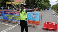 Polisi melakukan rekayasa lalu lintas di kawasan Malioboro. 