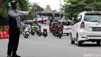 Petugas dari Dinas Perhubungan (Dishub), polisi dan Satpol PP mengarahkan pengendara untuk tidak melintas di kawasan tersebut.